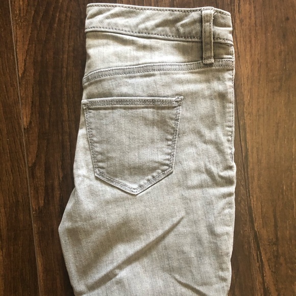Universal Threads Grey Skinny Jeans NWOT - Picture 2 of 3